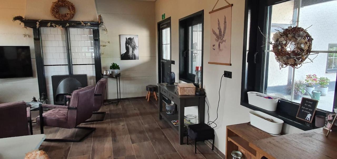 Luxe Gastenkamer Met Living En Keuken Bij Friezen Paarden Stal Pellendijk Westendorp Экстерьер фото